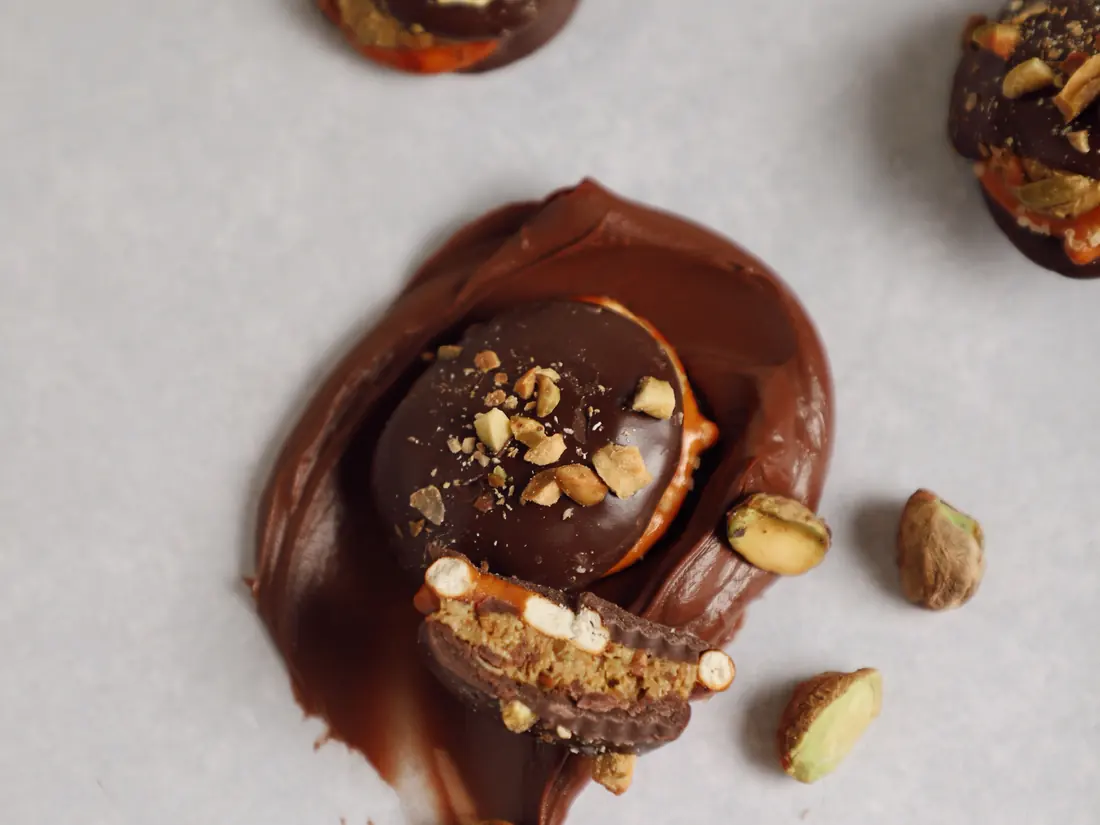 Tortubites con chocolate y pistache sobre una mancha de chocolate