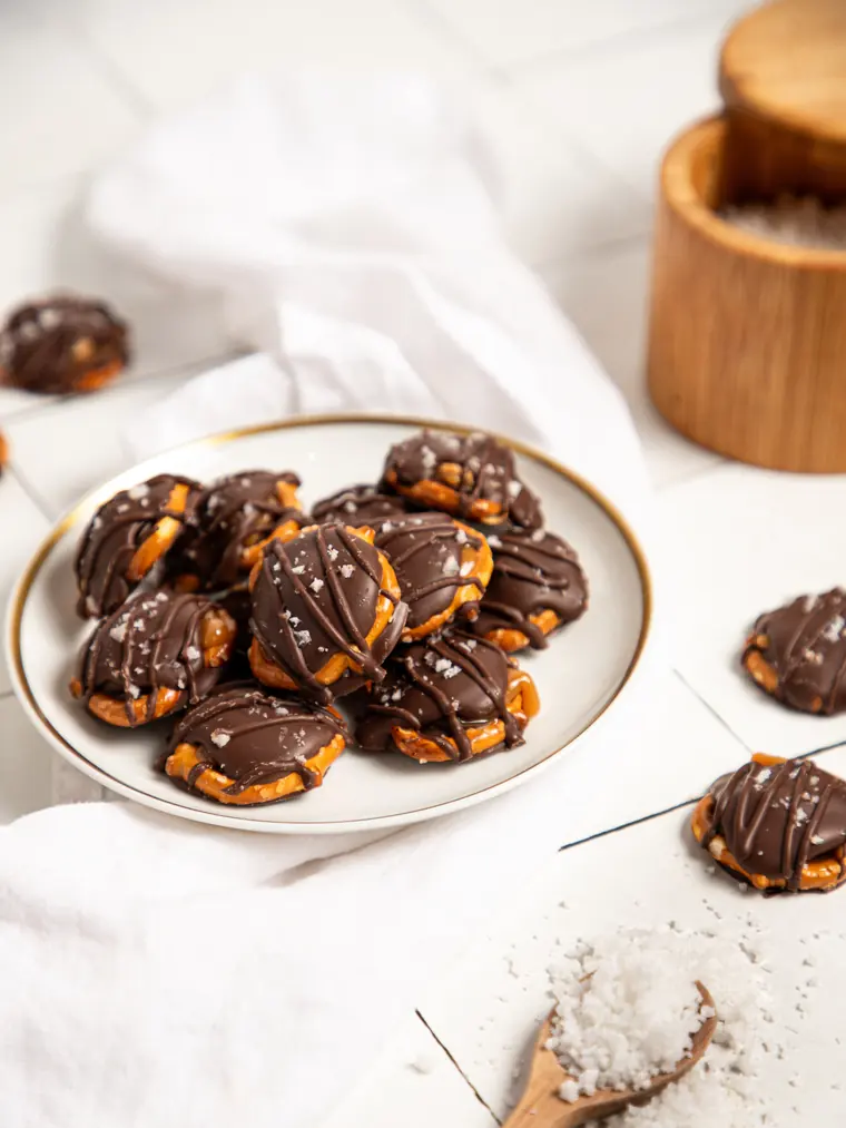 Plato de tortubites de chocolate con sal de mar